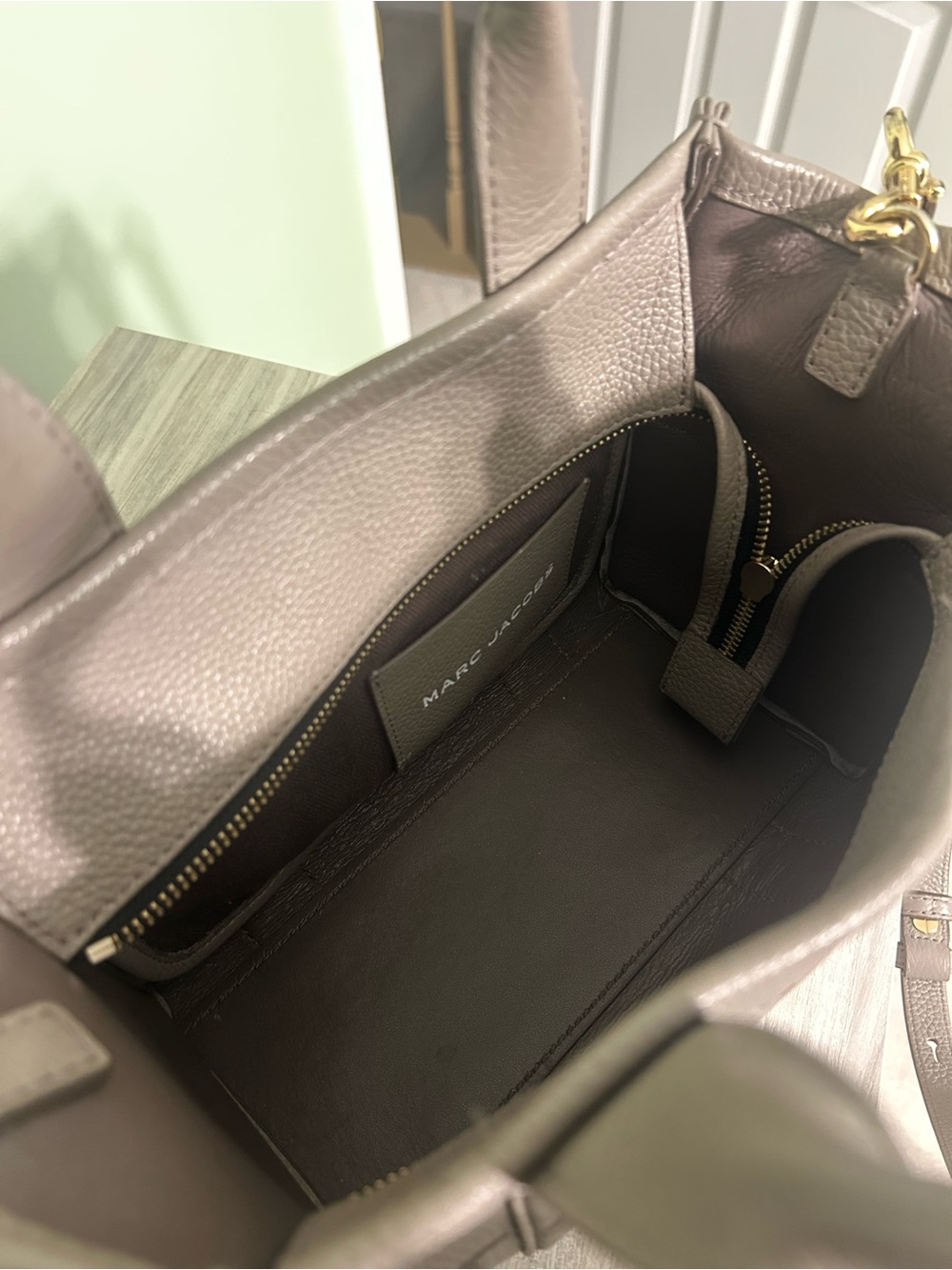 Marc Jacobs- THE LEATHER SMALL TOTE BAG - Picture 5 of 6